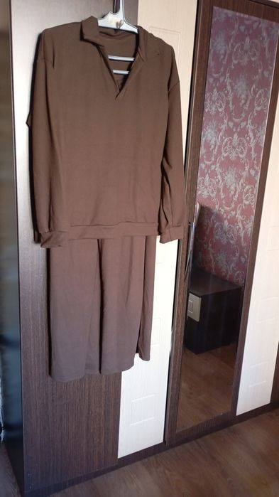 Костюм трикотаж ный, коричневый свободного кроя