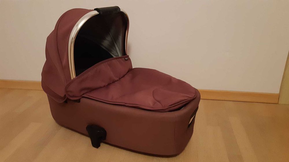 Mamas & Papas Кош за новородено Ocarro в цвят plum wine