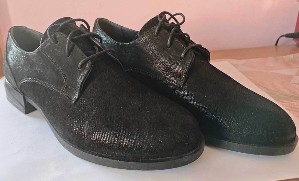 Дамски затворени обувки с връзки, от естествена кожа, номер 41.