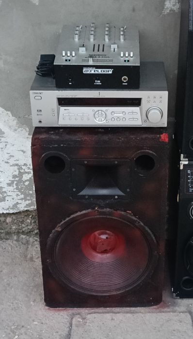 Vând  schimb. De ascultat muzică