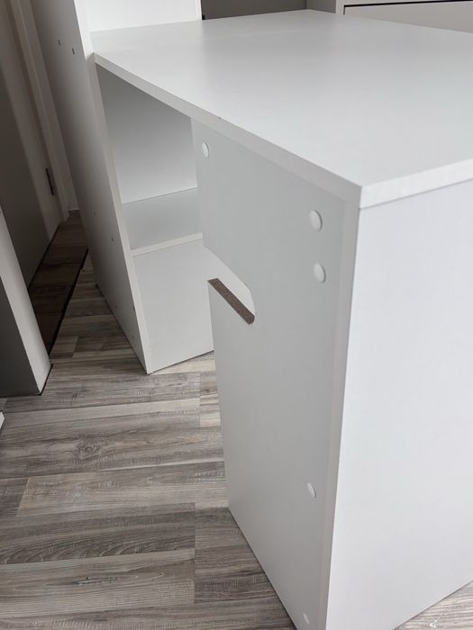 Бяло бюро с етажерка и шкафове