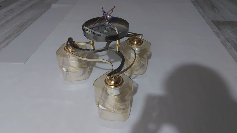 Продам люстру яркою