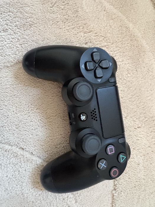 Vand consola PS4 + 2 controlere + 500GB