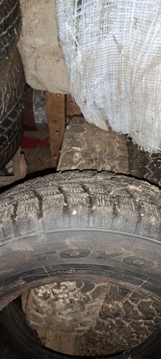 Продавам четири зимни гуми TOYO 215/70/15