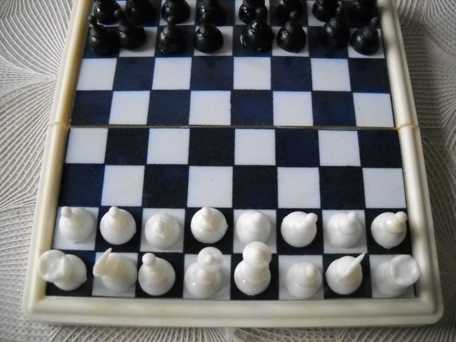 Продавам магнитен шах