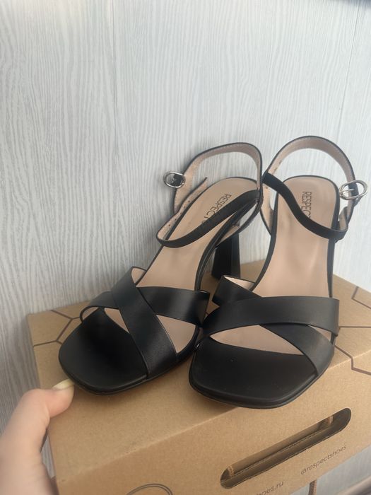 Срочно продам босоножки