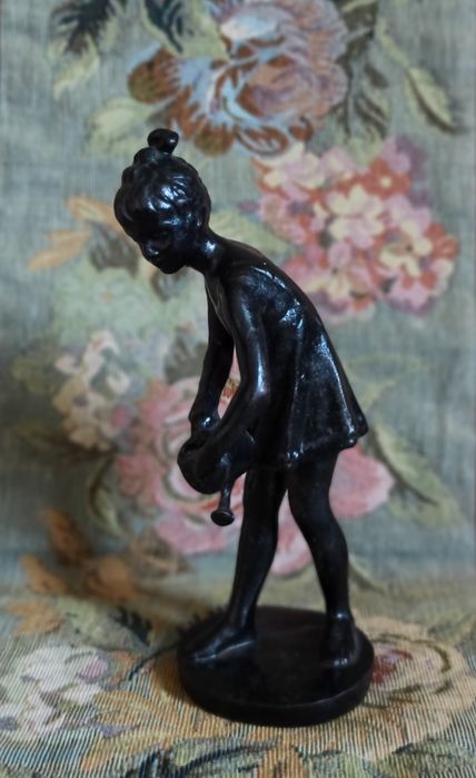 Статуэтка Касли "Девочка с лейкой".