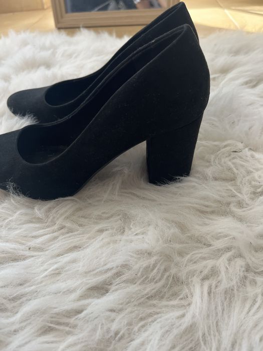 Черни велурени токчета