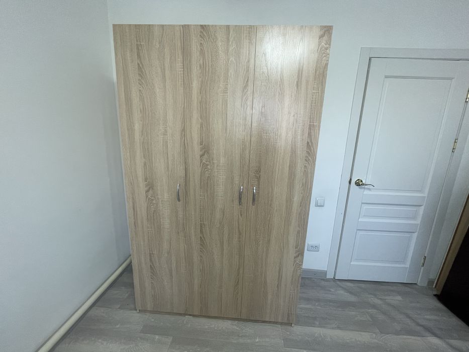 Шкаф  в хорошем состоянии из двух отсеков  бежего цвета 120/197/47