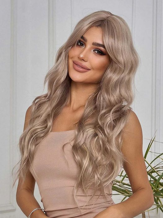 Пепелно руса вълнообразна синтетична перука с дълъг бретон