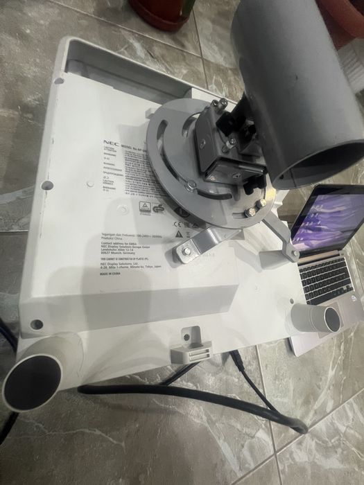 Ултракъсофокусен проектор NEC UM351W