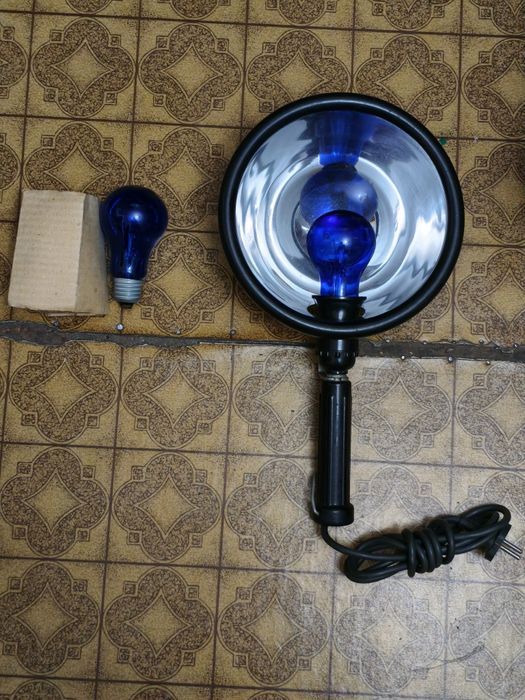 Синяя лампа в комплекте.