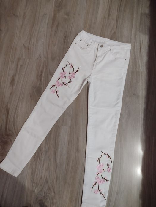 Дамски бели дънки с бродерии