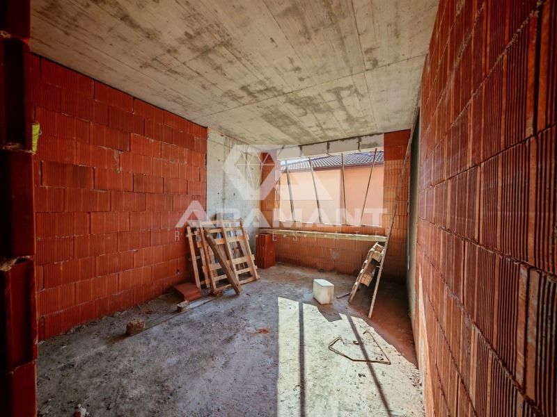 Продава се Двустаен апартамент в с. Казичене, Област София-град - 98 кв.м за 835 €/кв.м - Снимка #2