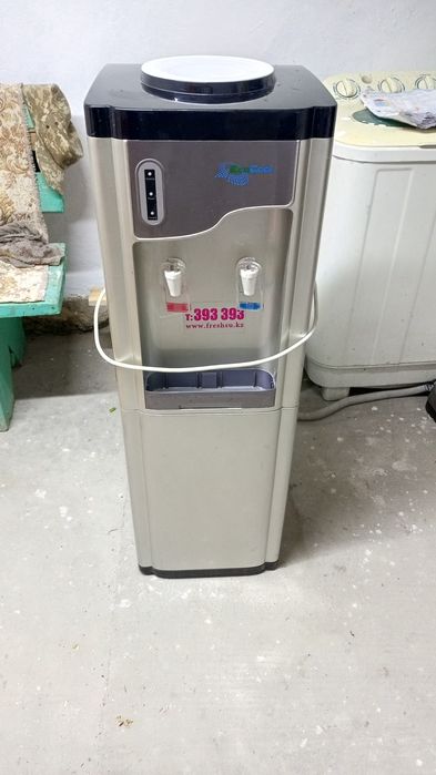 Продам диспенсер для воды