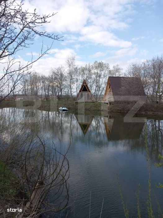 Teren cu iaz amenajat si doua cabane A - frame in constructie