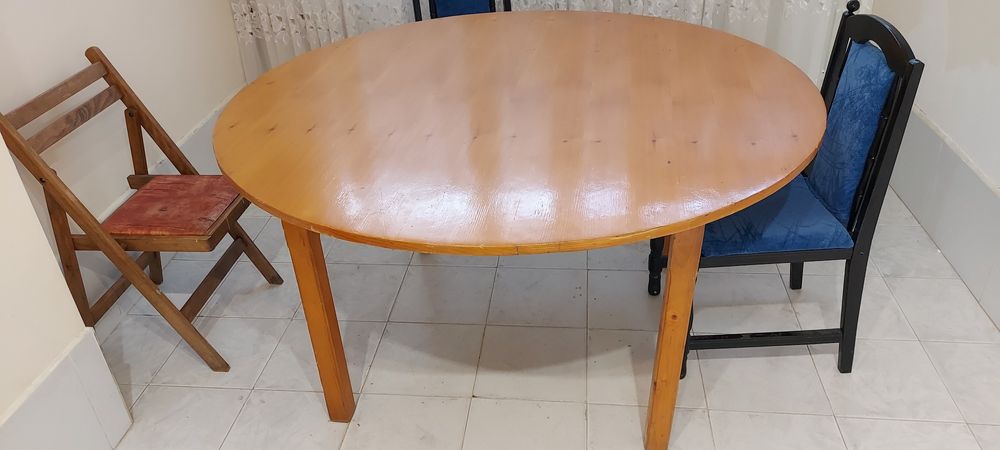 Кръгла трапеза маса