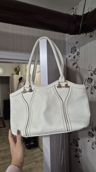 Бяла дамска чанта