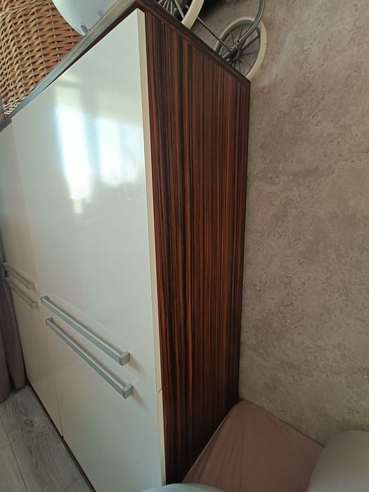 Продам шкаф белый/коричневый