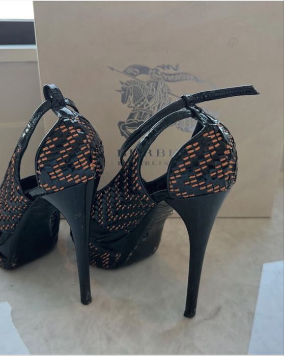 Оригинални обувки на висок ток на Burberry