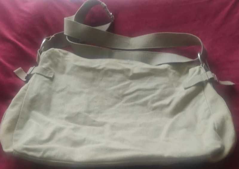 Geanta material textil, cu imprimeu militar si paiete (vand/ schimb)
