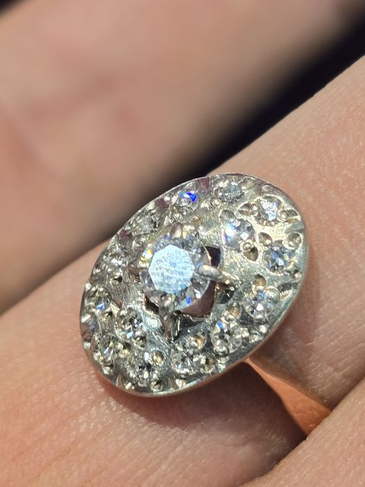 Кольцо с бриллиантам.