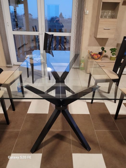 Стъклена трапезна маса