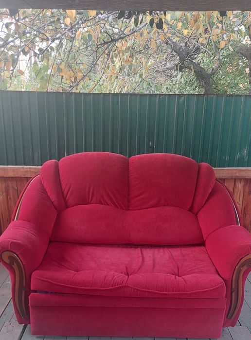 Диван красный велюровый б/у