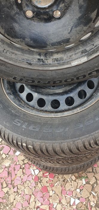 Продам комплект с колпаками на шкода