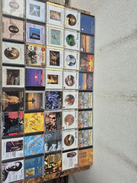 Vand Lot 40 CD cu muzică clasică mixta 

- Tot lotul de 24 CD cu muzic