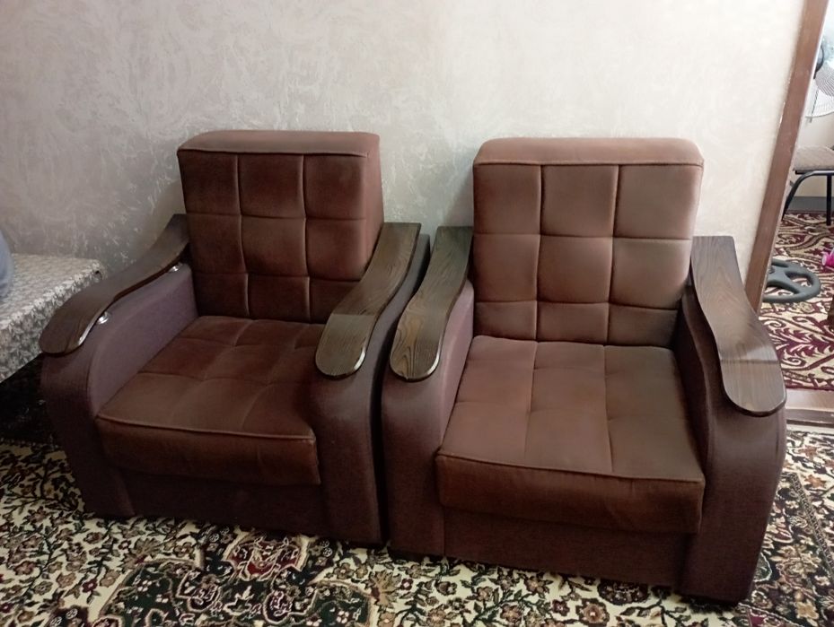 Mehmonxona mebeli, yaxshi holatda, 2 ta kreslo va 1 ta divan