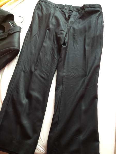 Продавам чисто нов марков Костюм !