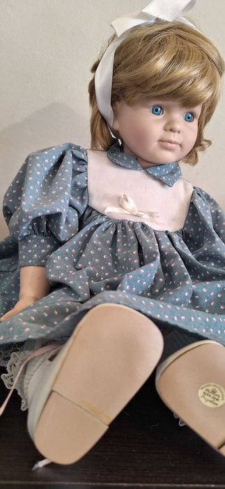 Порцеланова колекционерска кукла