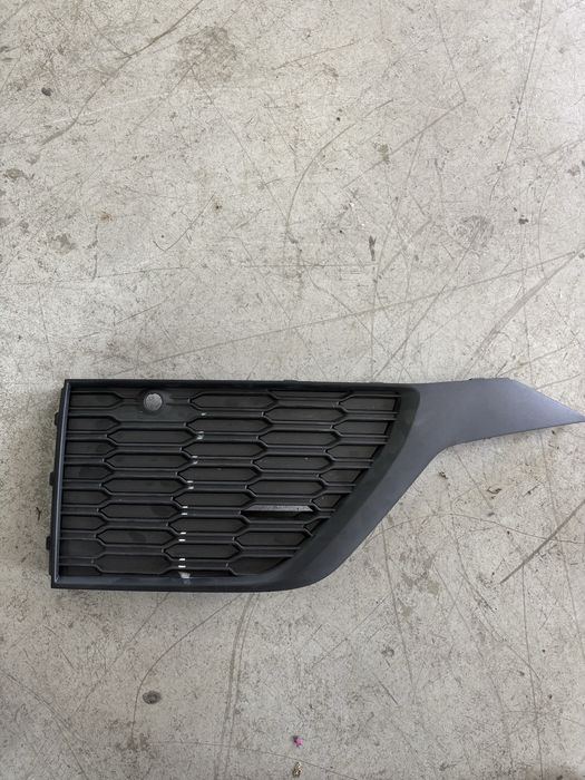 предна решетка в бронята на audi q7 4M0807691