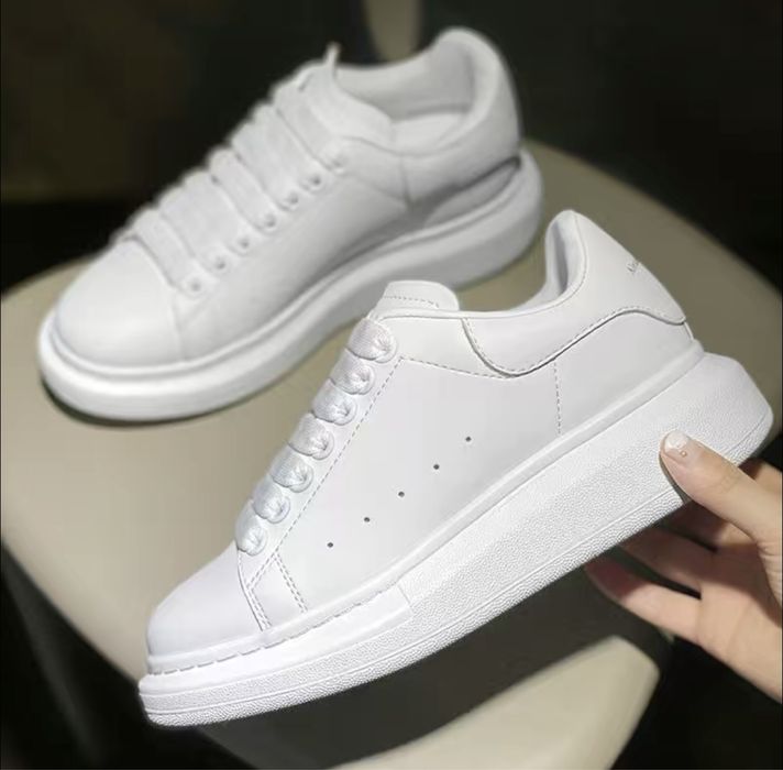 Продается женская обувь.