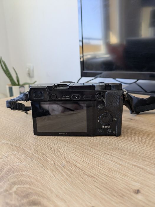 Sony A6000 + 16-50мм обектив - Перфектна Камера за Социални Медии