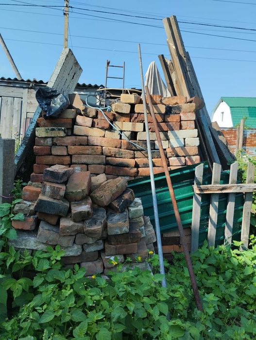 Продам столбы, кирпич б/у