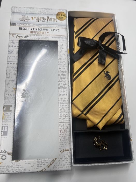 Cravata si pin Hufflepuff - Harry Potter