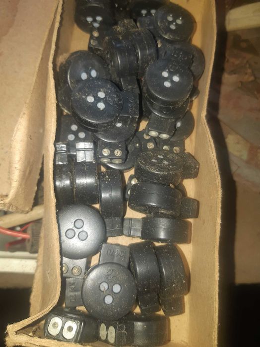 Резистори,бобини,микрофони,стабилизатори,транзистори,стартери.