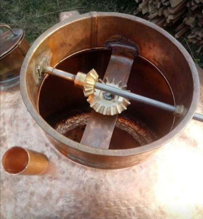 Vând un cazan de țuică din cupru alimentar capacitate de 100l cu fundu