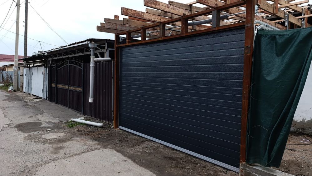 Установка секционных ворот