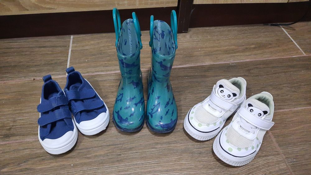 Три чифта детски обувки