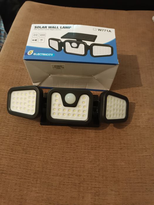 Lampă solară  cu senzori.