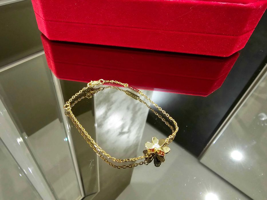 Van Cleef & Arpels VCA Gold Mini Frivole Diamond Clover Дамска Гривна