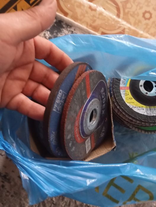 Продам болгарку DeWalt