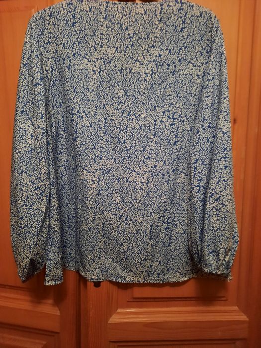 Bluza albastra cu mici flori albe mărimea L