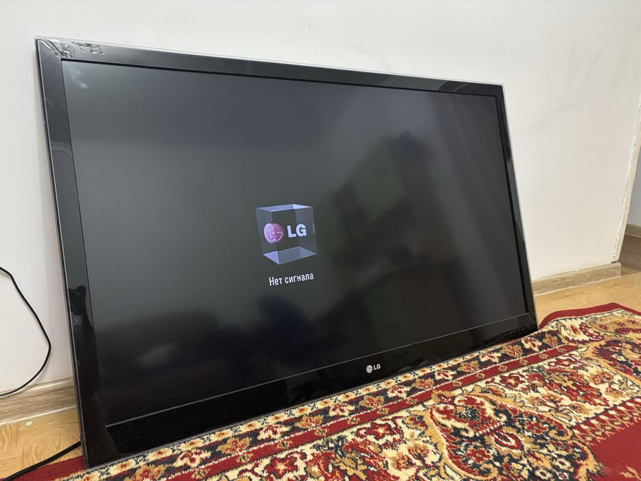 Телевизор LG с кранштеином, диагональ 130 см
