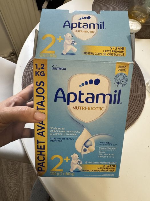 Vand o punga de lapte praf Aptamil 2 ani plus