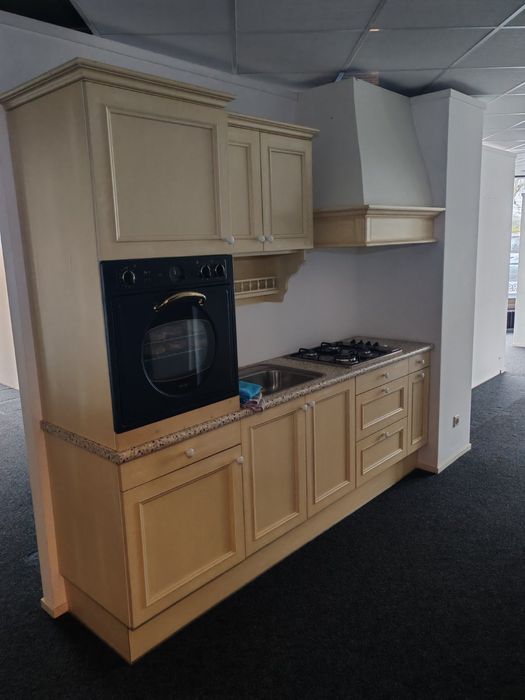 Чисто нова кухня с дървени вратички и уреди