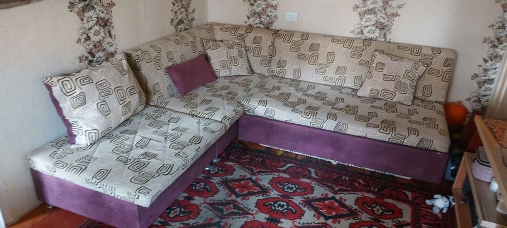 Продам большой угловой диван есть полочка под бельё